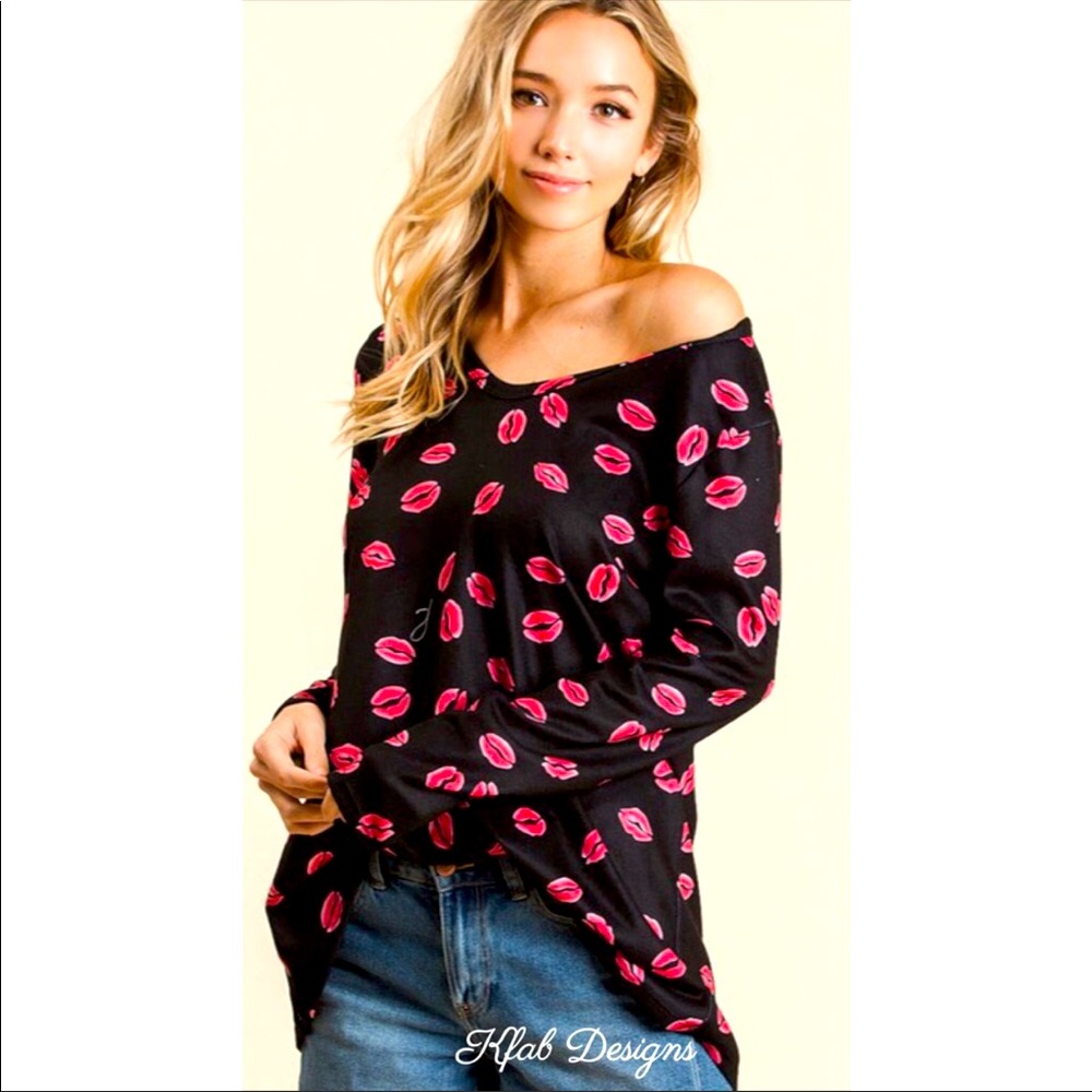 Perfect❤️V-Day top w/fun metallic lips & deep V